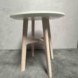 Używany stolik kawowy biały, okrągły, jasne nogi drewnopodobne