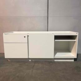 Używana szafka RTV  biała, 135 × 50 × 56 cm, przesuwne drzwi