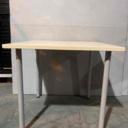 kwadratowy stół jasny