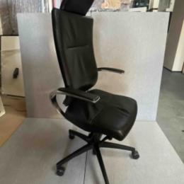 Używany fotel biurowy Dauphin czarny, wysokie oparcie, z zagłówkiem