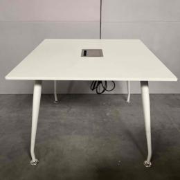 Używany stół konferencyjny kwadratowy 100x100 cm, biały, z mediaportem