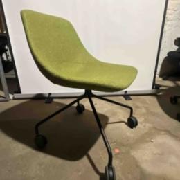 Używane krzesło konferencyjne Noti Mishell na kółkach, zielona tapicerka