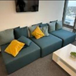 Używany moduł sofy Le Monde Noti pufa z oparciem, granatowa