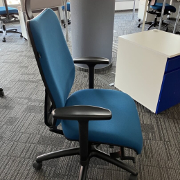 Krzesło biurowe z zagłówkiem
