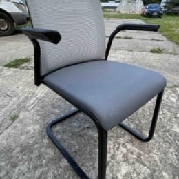 Krzesło szare na czarnych płozach