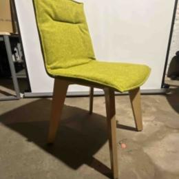 Używane krzesło Vank Krak – jasne nogi, zielona tapicerka