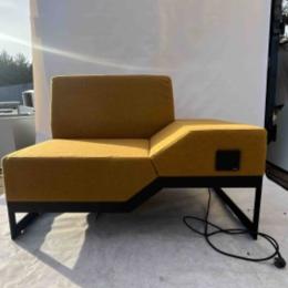 Używana sofa Belong Vank prawa, pomarańczowa/miodowa, z gniazdkiem