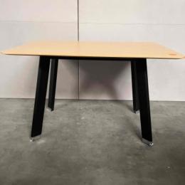 Używany stół Simplic Balma 120x80x75 cm, brązowy blat, ukośne czarne nogi metalowe