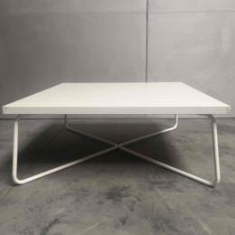 Używany stolik kawowy  kwadratowy 90x90 cm, niski, biały blat, metalowe nogi