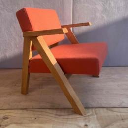 Używany fotel Noti Clapp pomarańczowa tapicerka, czarne drewniane nogi