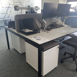Podwójne biurko pracownicze z jedną ścianką 160x160