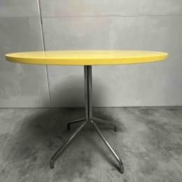 Używany stolik kawowy okrągły, żółty, średnica 75 cm, srebrna pojedyncza noga