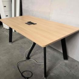 Używany stół konferencyjny 180 × 90 cm blat drewnopodobny, mediaport