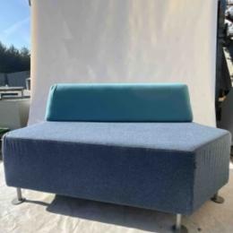 Używana pufa Penta Bejot niebieska lewa, do przestrzeni publicznych