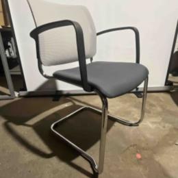 Używane krzesło konferencyjne Rim szara tapicerka, srebrna podstawa, na płozach