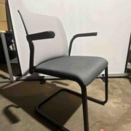 krzesło Używane krzesło konferencyjne Steelcase Eastside na płozach