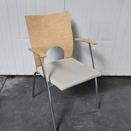 Krzesło z podłokietnikami, siedzisko skórzane, oparcie drewnopodobne 