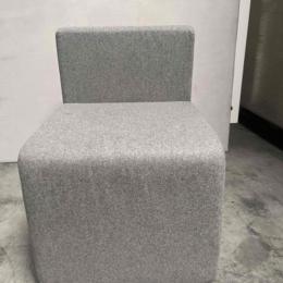 Używana pufa kwadratowa – szara, niskie oparcie, modułowa